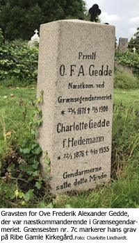 Gravsten for Ove Frederik Alexander Gedde, der var næstkommanderende i Grænsegendarmeriet. Grænsesten nr. 7c markerer hans grav på Ribe Gamle Kirkegård. Foto: Charlotte Lindhardt. 